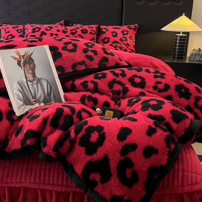 91家纺网 家纺一手货源 找家纺 大元 2025新款亲肤舒适兔绒包边美拉德系兔绒四件套 红豹芷影