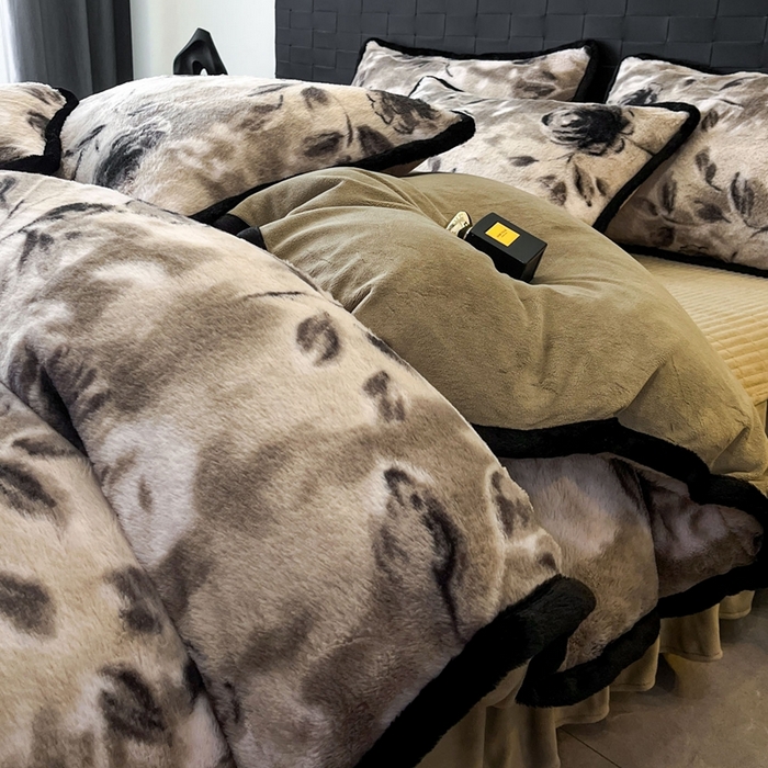 91家纺网 家纺一手货源 找家纺 大元 2025新款亲肤舒适兔绒包边美拉德系兔绒四件套 韵赫浅玫