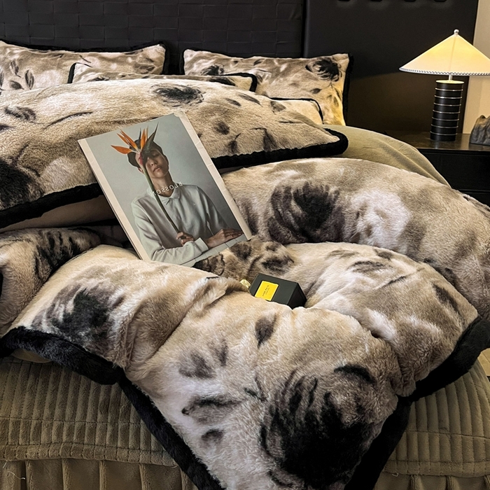 91家纺网 家纺一手货源 找家纺 大元 2025新款亲肤舒适兔绒包边美拉德系兔绒四件套 韵赫浅玫