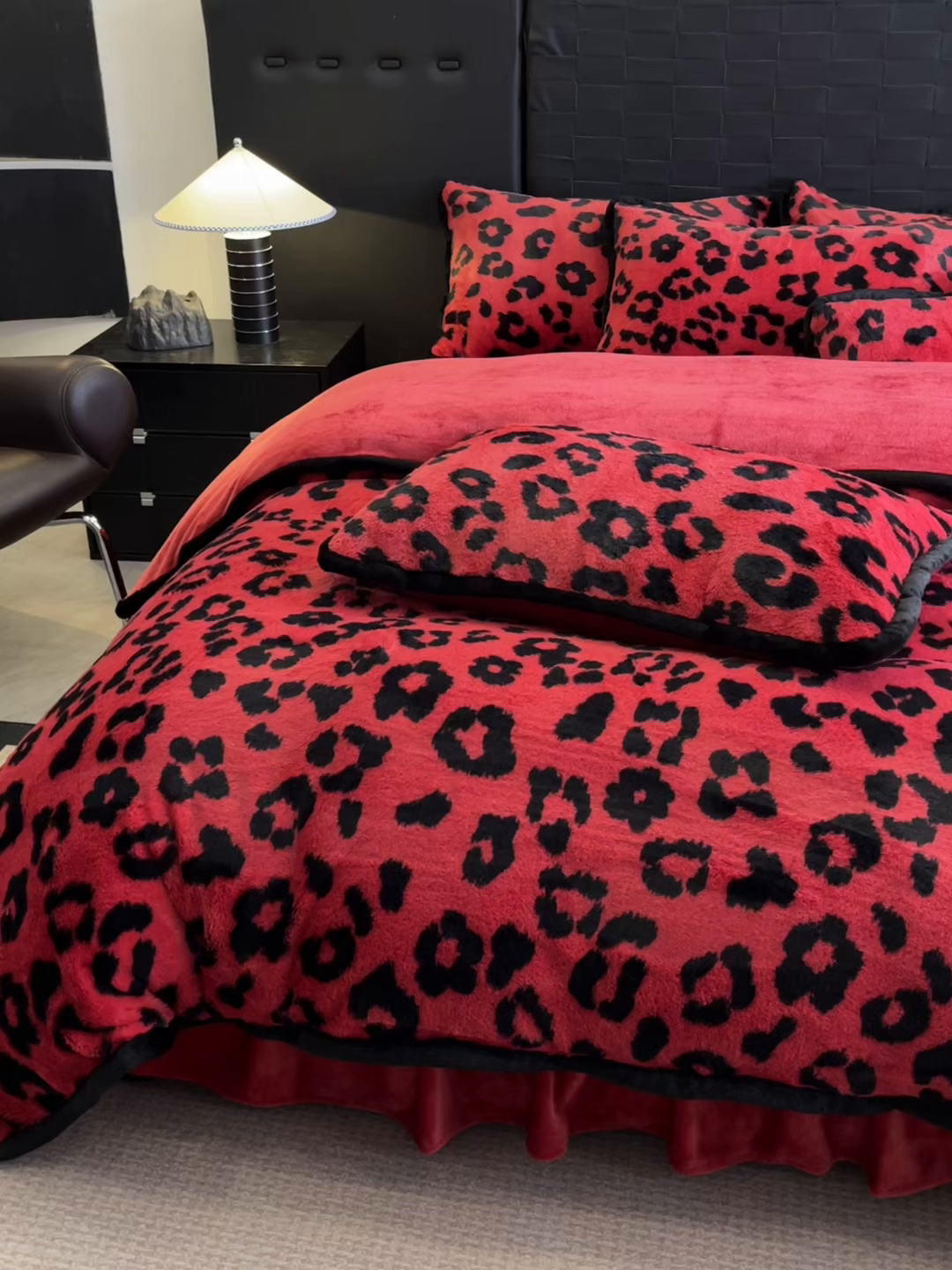 91家纺网 家纺一手货源 找家纺 大元 2025新款亲肤舒适兔绒包边美拉德系兔绒四件套 红豹芷影