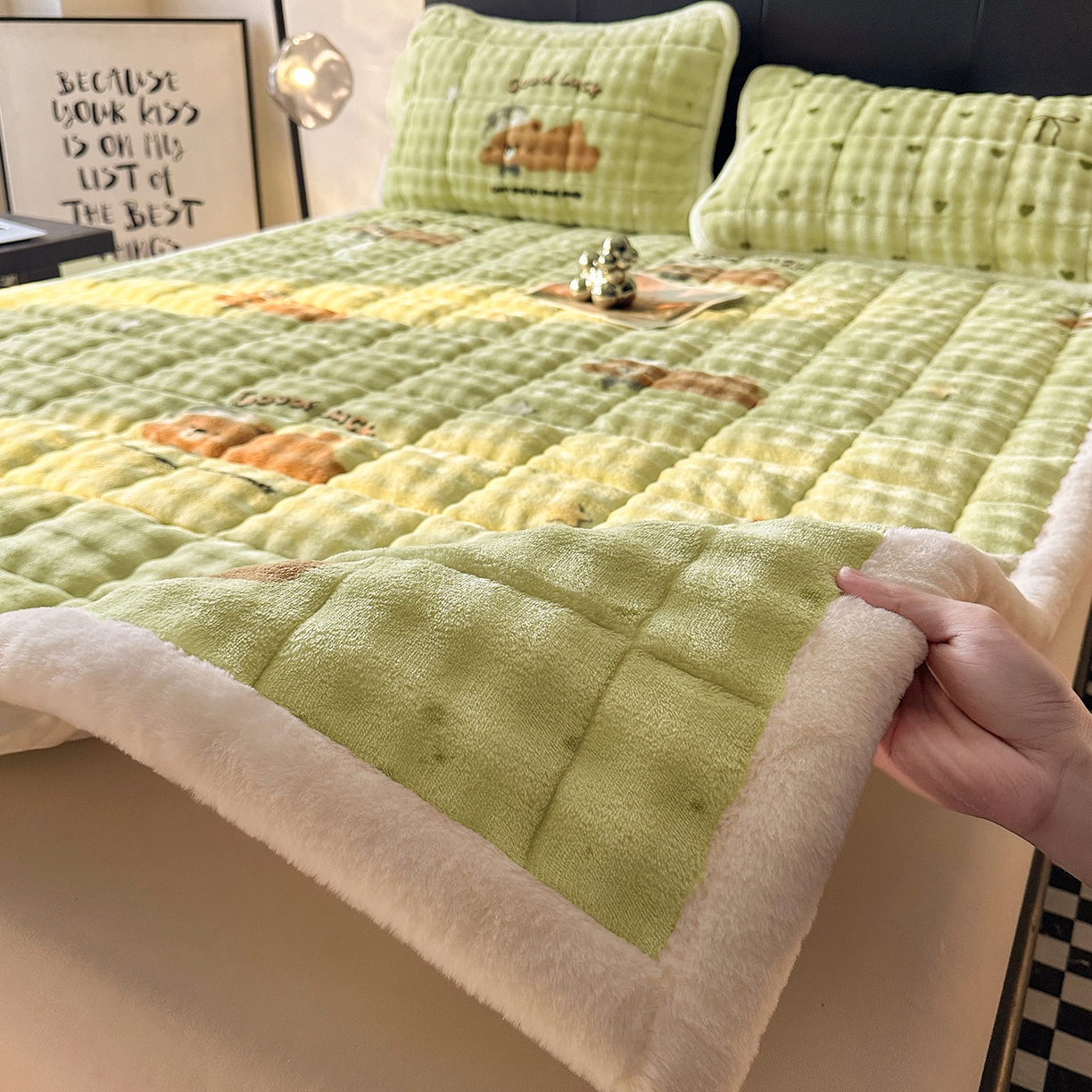 91家纺网 家纺一手货源 找家纺 梵朴 2025新款牛奶绒泡泡兔毛绒床垫学生宿舍床褥子床护垫（大床款印花系列）-场景二 趴趴熊