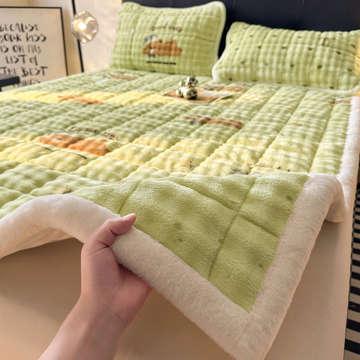 91家纺网 家纺一手货源 找家纺 梵朴 2025新款牛奶绒泡泡兔毛绒床垫学生宿舍床褥子床护垫（大床款印花系列）-场景二 趴趴熊