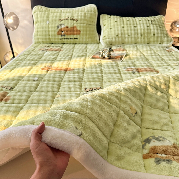 91家纺网 家纺一手货源 找家纺 梵朴 2025新款牛奶绒泡泡兔毛绒床垫学生宿舍床褥子床护垫（大床款印花系列）-场景二 趴趴熊