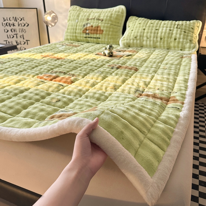 91家纺网 家纺一手货源 找家纺 梵朴 2025新款牛奶绒泡泡兔毛绒床垫学生宿舍床褥子床护垫（大床款印花系列）-场景二 趴趴熊