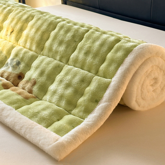 91家纺网 家纺一手货源 找家纺 梵朴 2025新款牛奶绒泡泡兔毛绒床垫学生宿舍床褥子床护垫（大床款印花系列）-场景二 趴趴熊