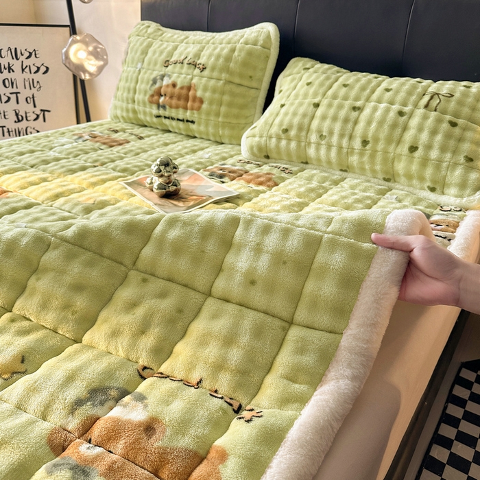 91家纺网 家纺一手货源 找家纺 梵朴 2025新款牛奶绒泡泡兔毛绒床垫学生宿舍床褥子床护垫（大床款印花系列）-场景二 趴趴熊