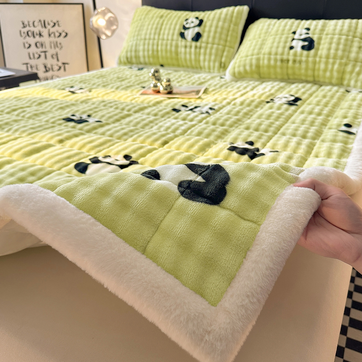 91家纺网 家纺一手货源 找家纺 梵朴 2025新款牛奶绒泡泡兔毛绒床垫学生宿舍床褥子床护垫（大床款印花系列）-场景二 顽皮小熊猫