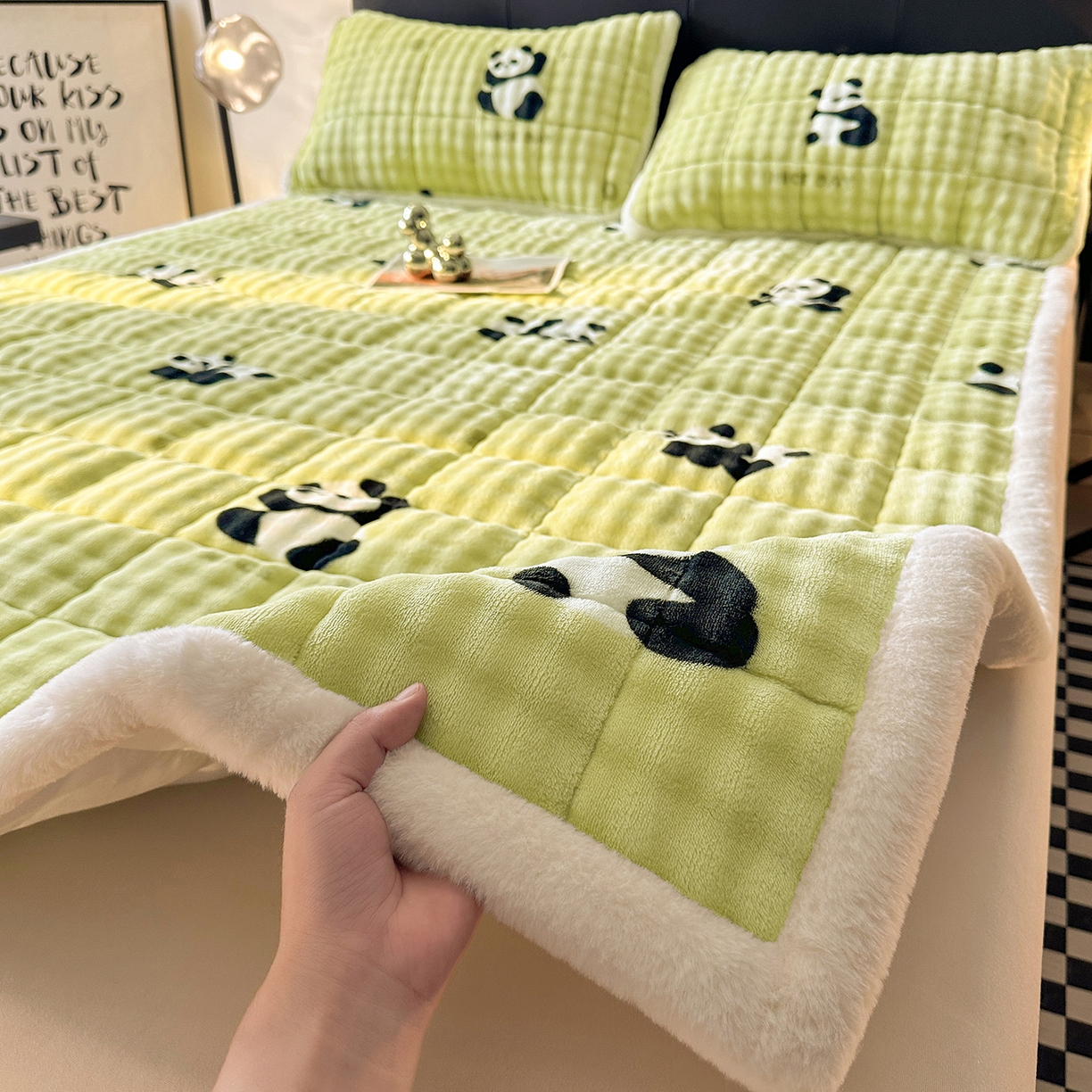 91家纺网 家纺一手货源 找家纺 梵朴 2025新款牛奶绒泡泡兔毛绒床垫学生宿舍床褥子床护垫（大床款印花系列）-场景二 顽皮小熊猫