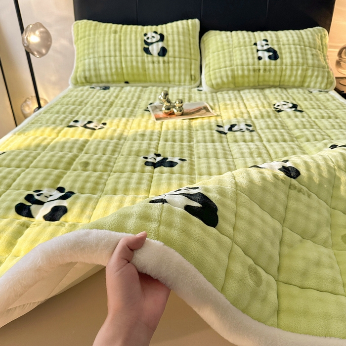 91家纺网 家纺一手货源 找家纺 梵朴 2025新款牛奶绒泡泡兔毛绒床垫学生宿舍床褥子床护垫（大床款印花系列）-场景二 顽皮小熊猫