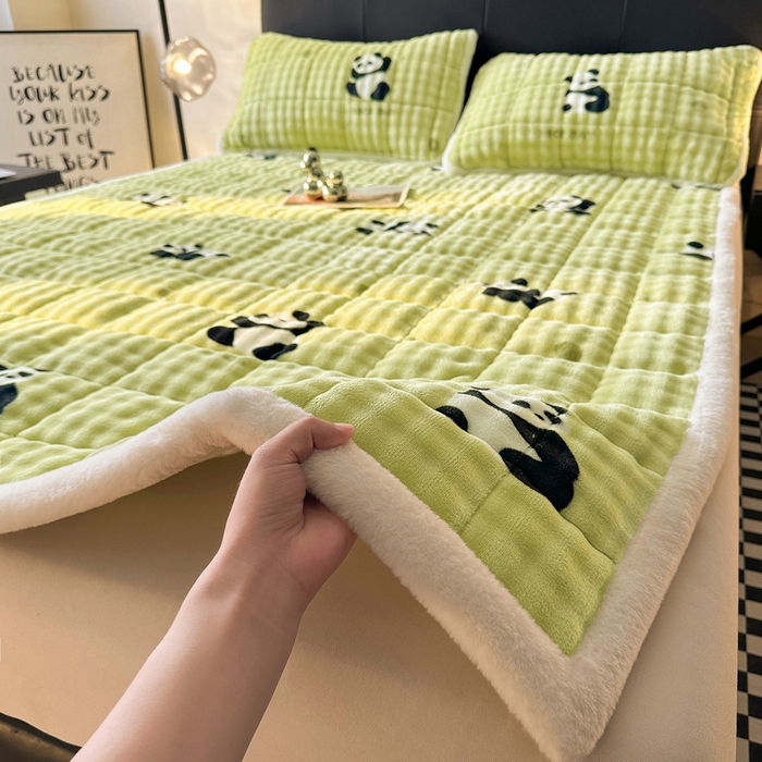 91家纺网 家纺一手货源 找家纺 梵朴 2025新款牛奶绒泡泡兔毛绒床垫学生宿舍床褥子床护垫（大床款印花系列）-场景二 顽皮小熊猫