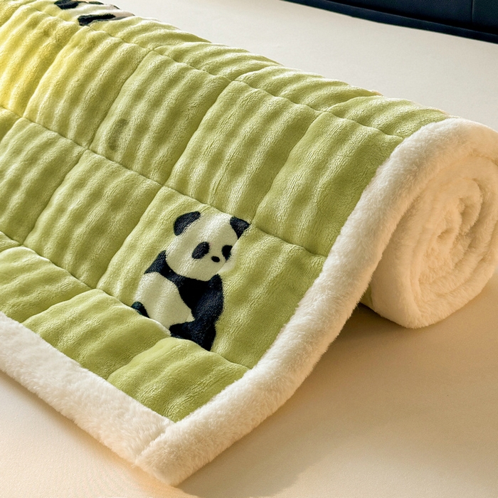 91家纺网 家纺一手货源 找家纺 梵朴 2025新款牛奶绒泡泡兔毛绒床垫学生宿舍床褥子床护垫（大床款印花系列）-场景二 顽皮小熊猫