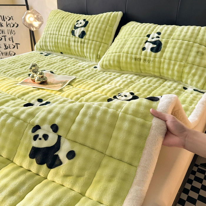 91家纺网 家纺一手货源 找家纺 梵朴 2025新款牛奶绒泡泡兔毛绒床垫学生宿舍床褥子床护垫（大床款印花系列）-场景二 顽皮小熊猫