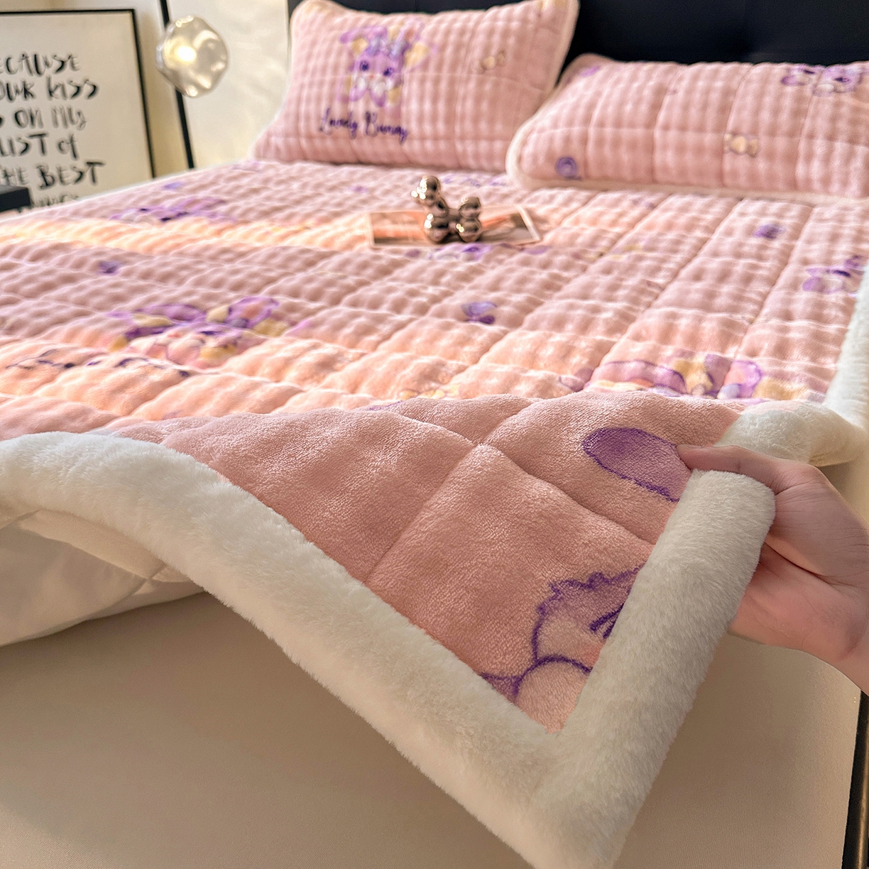 91家纺网 家纺一手货源 找家纺 梵朴 2025新款牛奶绒泡泡兔毛绒床垫学生宿舍床褥子床护垫（大床款印花系列）-场景二 星黛露粉