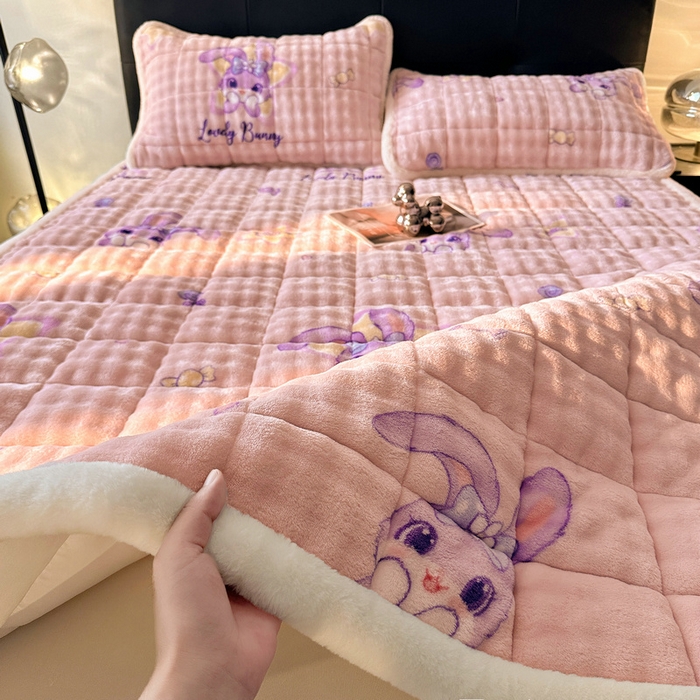 91家纺网 家纺一手货源 找家纺 梵朴 2025新款牛奶绒泡泡兔毛绒床垫学生宿舍床褥子床护垫（大床款印花系列）-场景二 星黛露粉