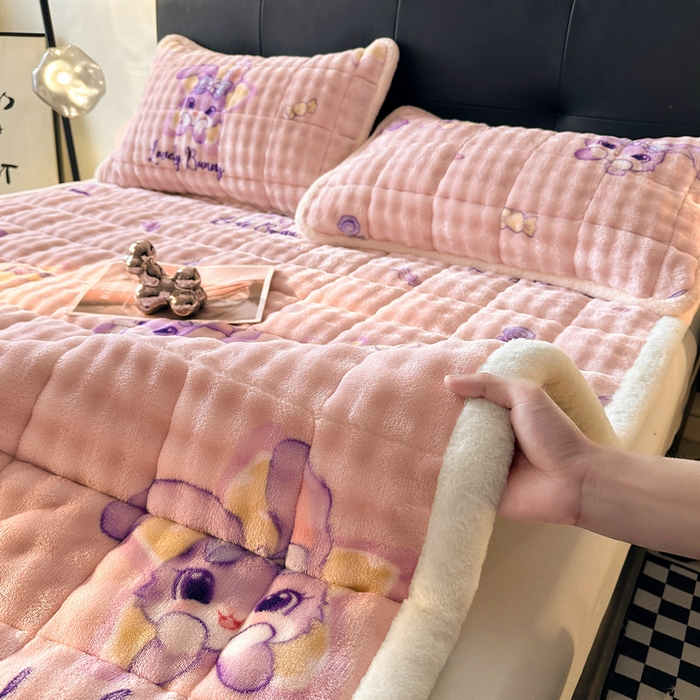 91家纺网 家纺一手货源 找家纺 梵朴 2025新款牛奶绒泡泡兔毛绒床垫学生宿舍床褥子床护垫（大床款印花系列）-场景二 星黛露粉