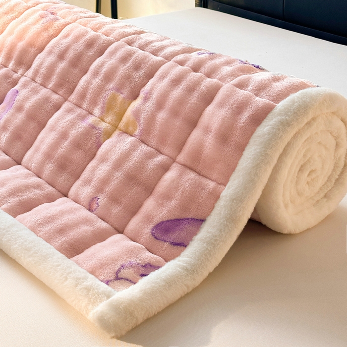 91家纺网 家纺一手货源 找家纺 梵朴 2025新款牛奶绒泡泡兔毛绒床垫学生宿舍床褥子床护垫（大床款印花系列）-场景二 星黛露粉