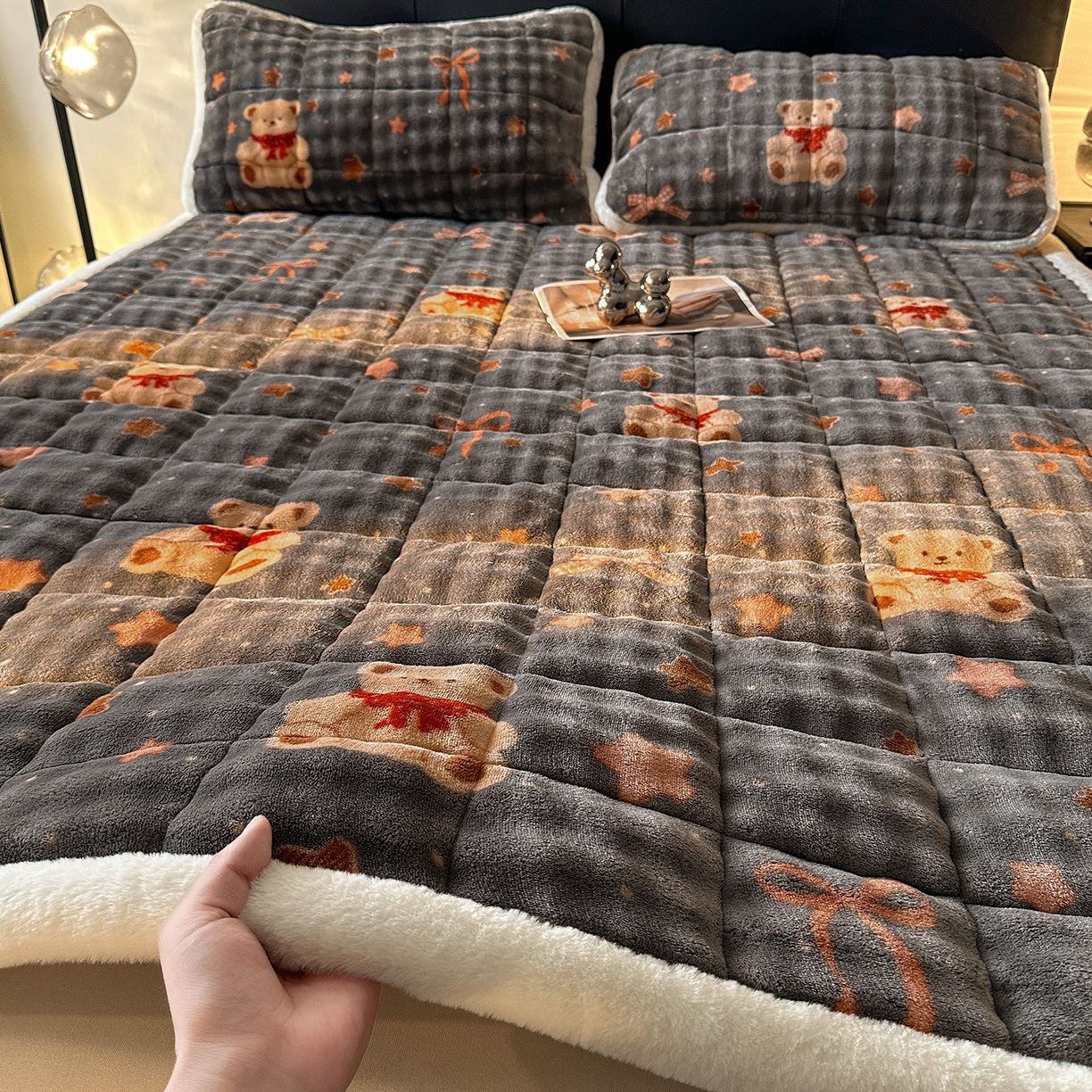 梵朴 2025新款牛奶绒泡泡兔毛绒床垫学生宿舍床褥子床护垫（大床款印花系列）-场景二 星星小熊灰