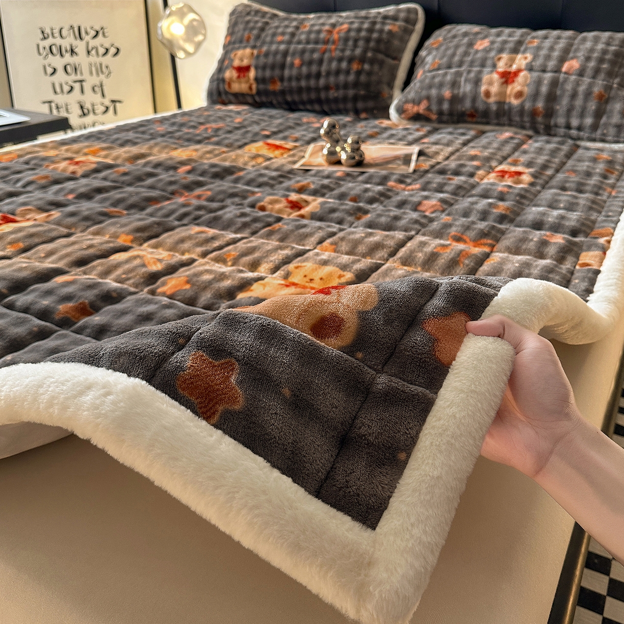 91家纺网 家纺一手货源 找家纺 梵朴 2025新款牛奶绒泡泡兔毛绒床垫学生宿舍床褥子床护垫（大床款印花系列）-场景二 星星小熊灰