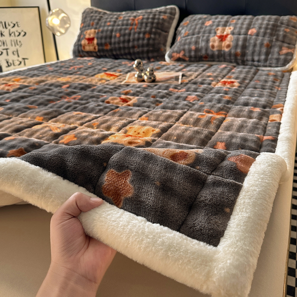 91家纺网 家纺一手货源 找家纺 梵朴 2025新款牛奶绒泡泡兔毛绒床垫学生宿舍床褥子床护垫（大床款印花系列）-场景二 星星小熊灰