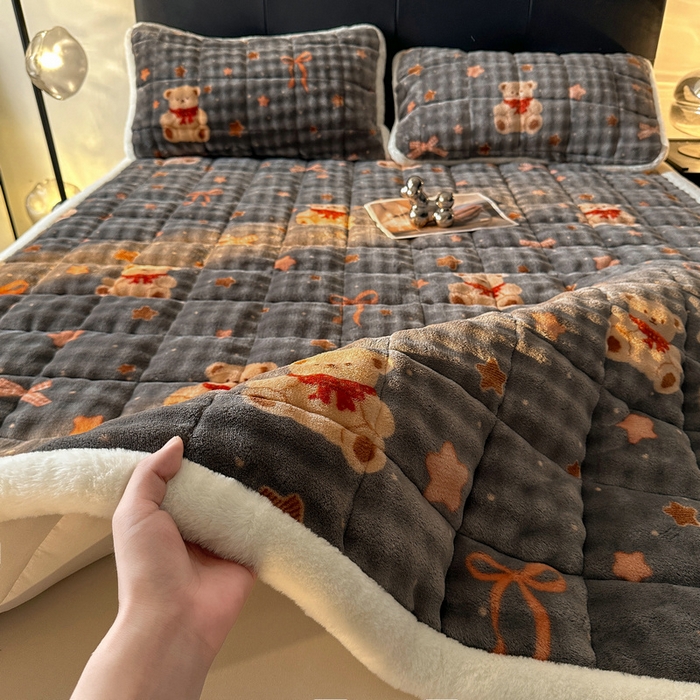 91家纺网 家纺一手货源 找家纺 梵朴 2025新款牛奶绒泡泡兔毛绒床垫学生宿舍床褥子床护垫（大床款印花系列）-场景二 星星小熊灰