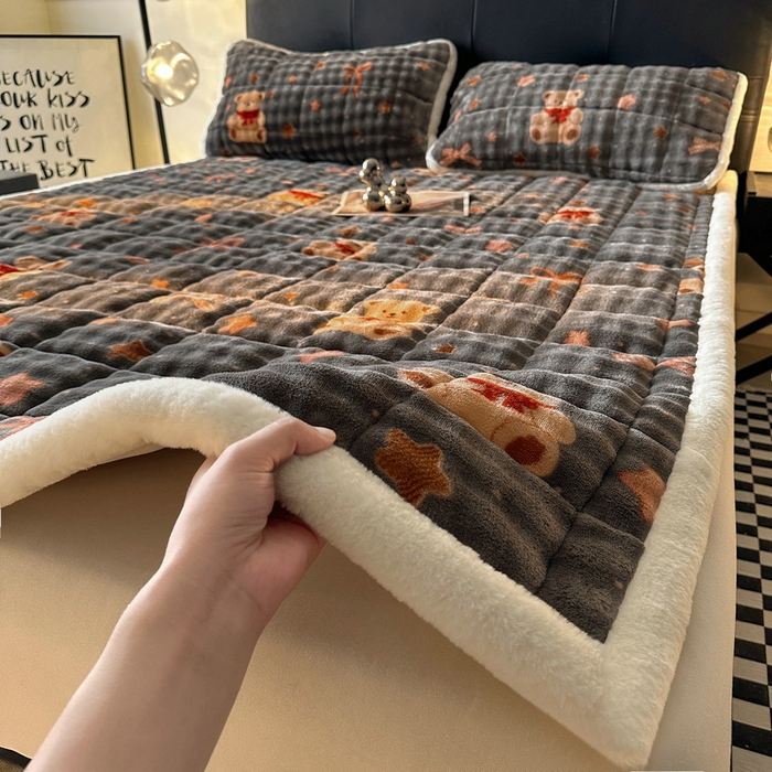 91家纺网 家纺一手货源 找家纺 梵朴 2025新款牛奶绒泡泡兔毛绒床垫学生宿舍床褥子床护垫（大床款印花系列）-场景二 星星小熊灰