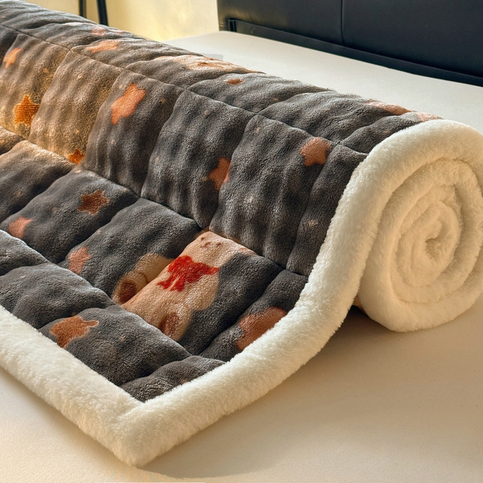 91家纺网 家纺一手货源 找家纺 梵朴 2025新款牛奶绒泡泡兔毛绒床垫学生宿舍床褥子床护垫（大床款印花系列）-场景二 星星小熊灰