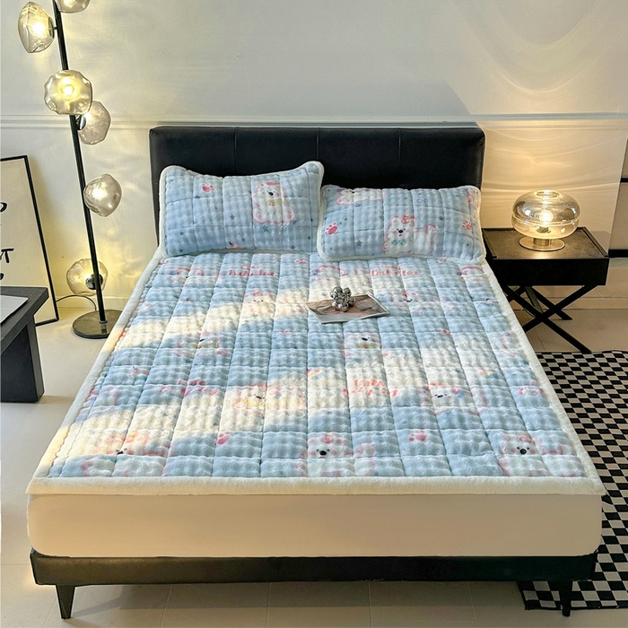 91家纺网 家纺一手货源 找家纺 梵朴 2025新款牛奶绒泡泡兔毛绒床垫学生宿舍床褥子床护垫（大床款印花系列）-场景二 音乐狗蓝--