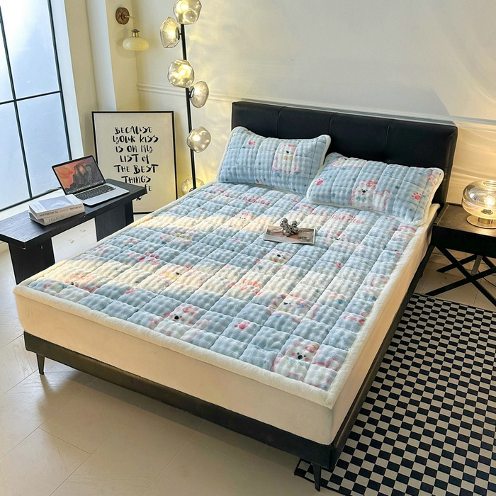 91家纺网 家纺一手货源 找家纺 梵朴 2025新款牛奶绒泡泡兔毛绒床垫学生宿舍床褥子床护垫（大床款印花系列）-场景二 音乐狗蓝--