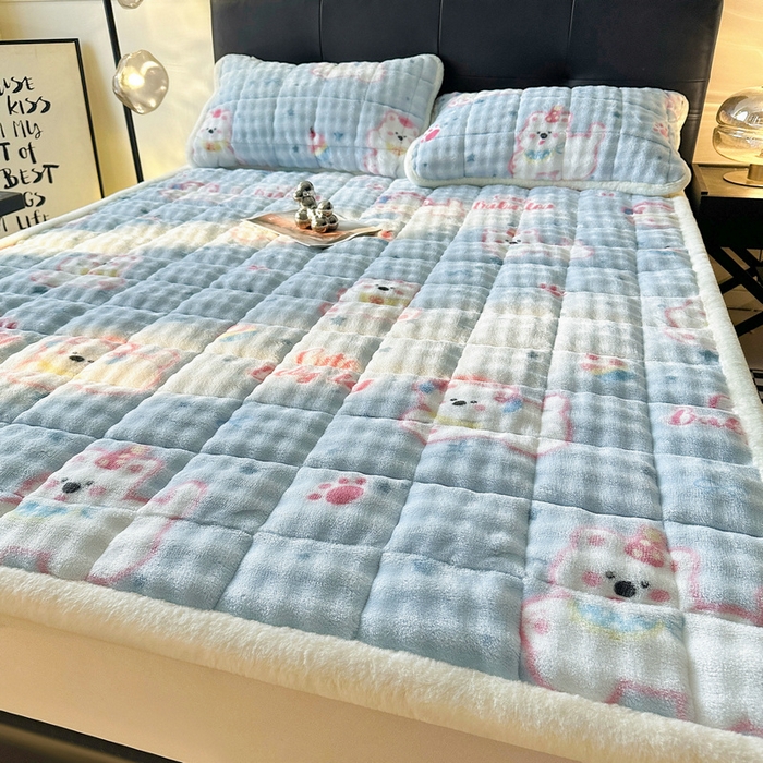 91家纺网 家纺一手货源 找家纺 梵朴 2025新款牛奶绒泡泡兔毛绒床垫学生宿舍床褥子床护垫（大床款印花系列）-场景二 音乐狗蓝--