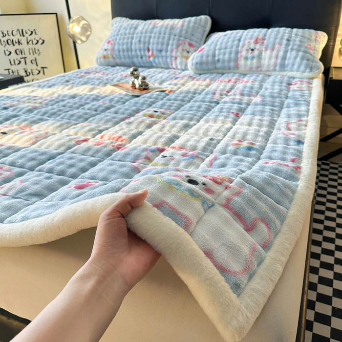 91家纺网 家纺一手货源 找家纺 梵朴 2025新款牛奶绒泡泡兔毛绒床垫学生宿舍床褥子床护垫（大床款印花系列）-场景二 音乐狗蓝--