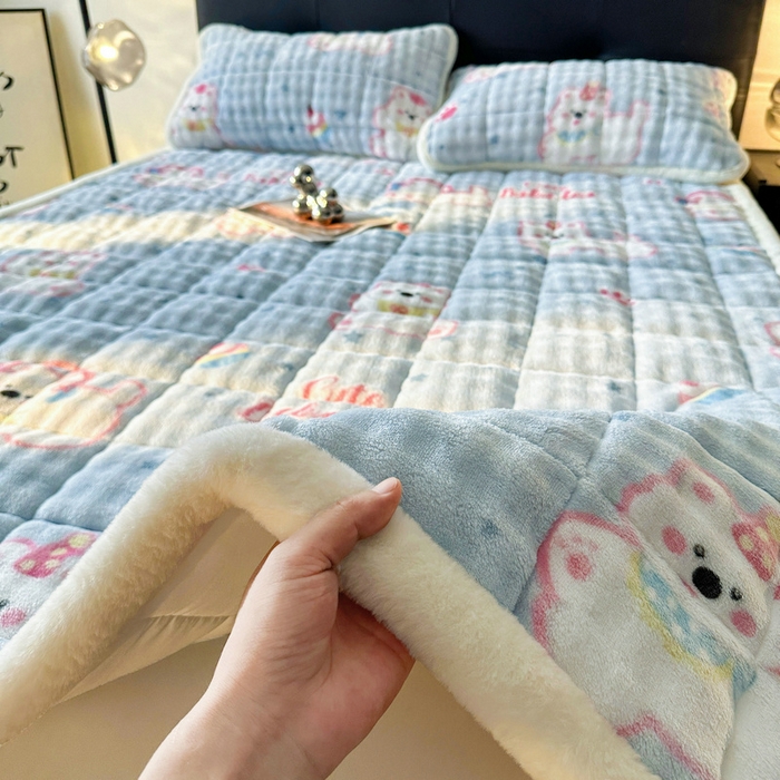 91家纺网 家纺一手货源 找家纺 梵朴 2025新款牛奶绒泡泡兔毛绒床垫学生宿舍床褥子床护垫（大床款印花系列）-场景二 音乐狗蓝--