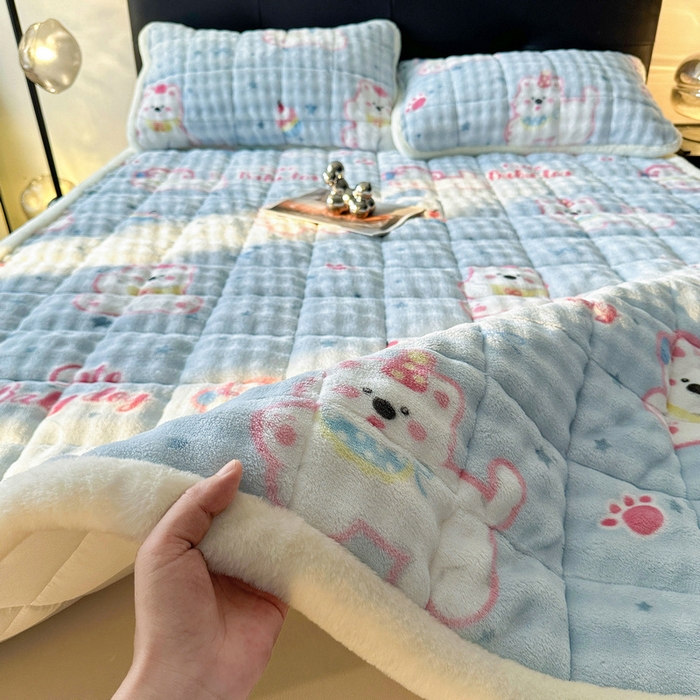 91家纺网 家纺一手货源 找家纺 梵朴 2025新款牛奶绒泡泡兔毛绒床垫学生宿舍床褥子床护垫（大床款印花系列）-场景二 音乐狗蓝--
