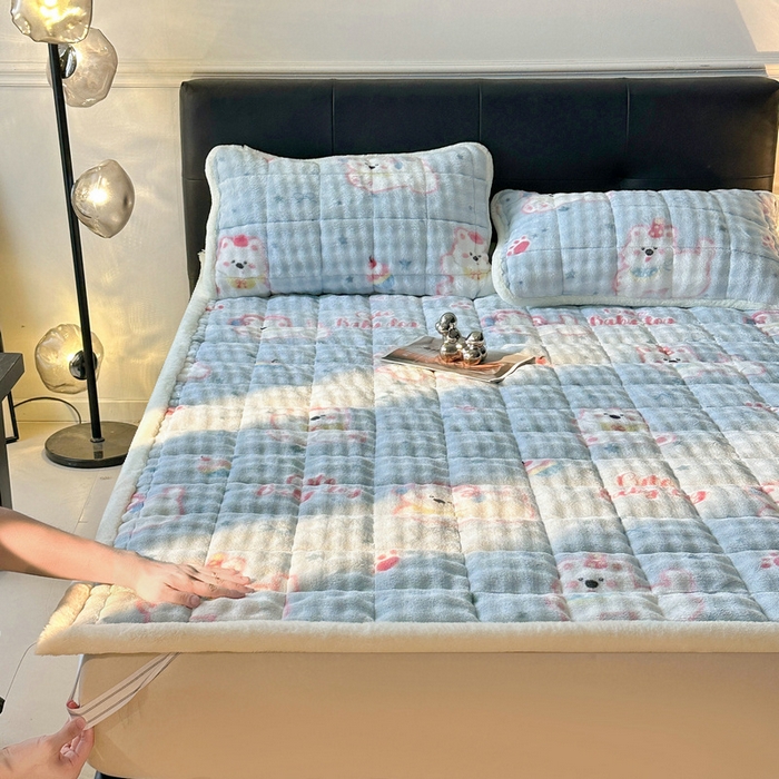 91家纺网 家纺一手货源 找家纺 梵朴 2025新款牛奶绒泡泡兔毛绒床垫学生宿舍床褥子床护垫（大床款印花系列）-场景二 音乐狗蓝--