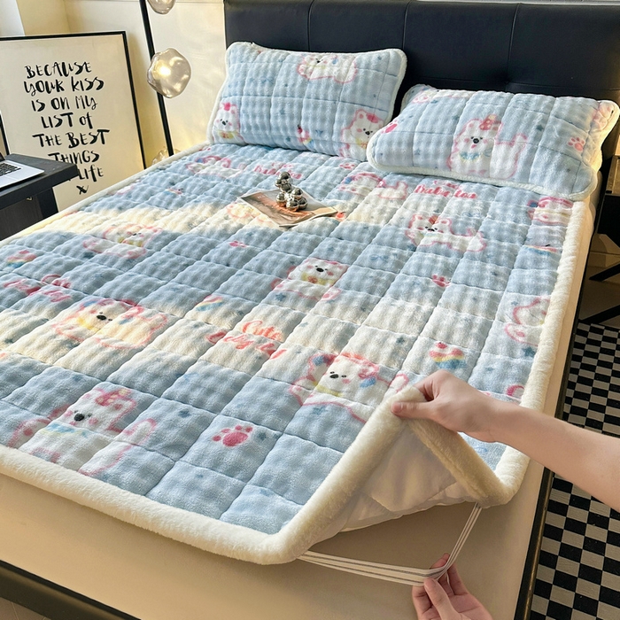 91家纺网 家纺一手货源 找家纺 梵朴 2025新款牛奶绒泡泡兔毛绒床垫学生宿舍床褥子床护垫（大床款印花系列）-场景二 音乐狗蓝--