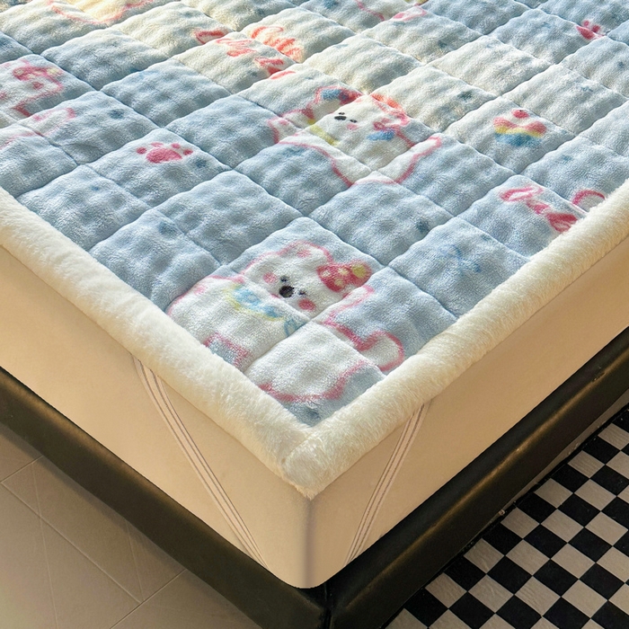 91家纺网 家纺一手货源 找家纺 梵朴 2025新款牛奶绒泡泡兔毛绒床垫学生宿舍床褥子床护垫（大床款印花系列）-场景二 音乐狗蓝--