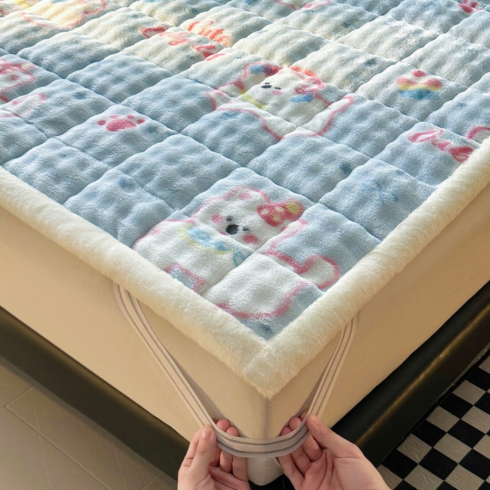 91家纺网 家纺一手货源 找家纺 梵朴 2025新款牛奶绒泡泡兔毛绒床垫学生宿舍床褥子床护垫（大床款印花系列）-场景二 音乐狗蓝--