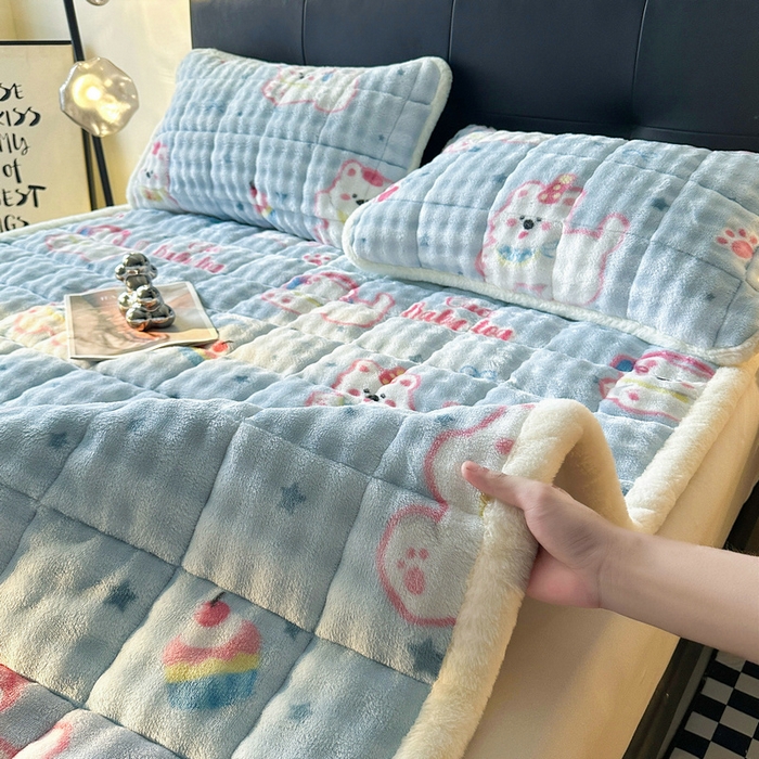91家纺网 家纺一手货源 找家纺 梵朴 2025新款牛奶绒泡泡兔毛绒床垫学生宿舍床褥子床护垫（大床款印花系列）-场景二 音乐狗蓝--