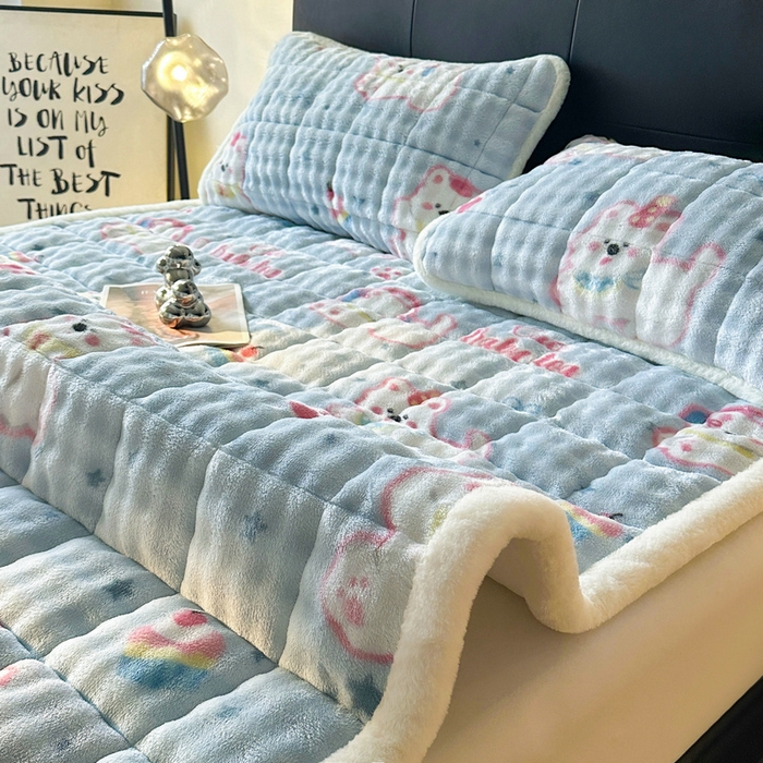 91家纺网 家纺一手货源 找家纺 梵朴 2025新款牛奶绒泡泡兔毛绒床垫学生宿舍床褥子床护垫（大床款印花系列）-场景二 音乐狗蓝--