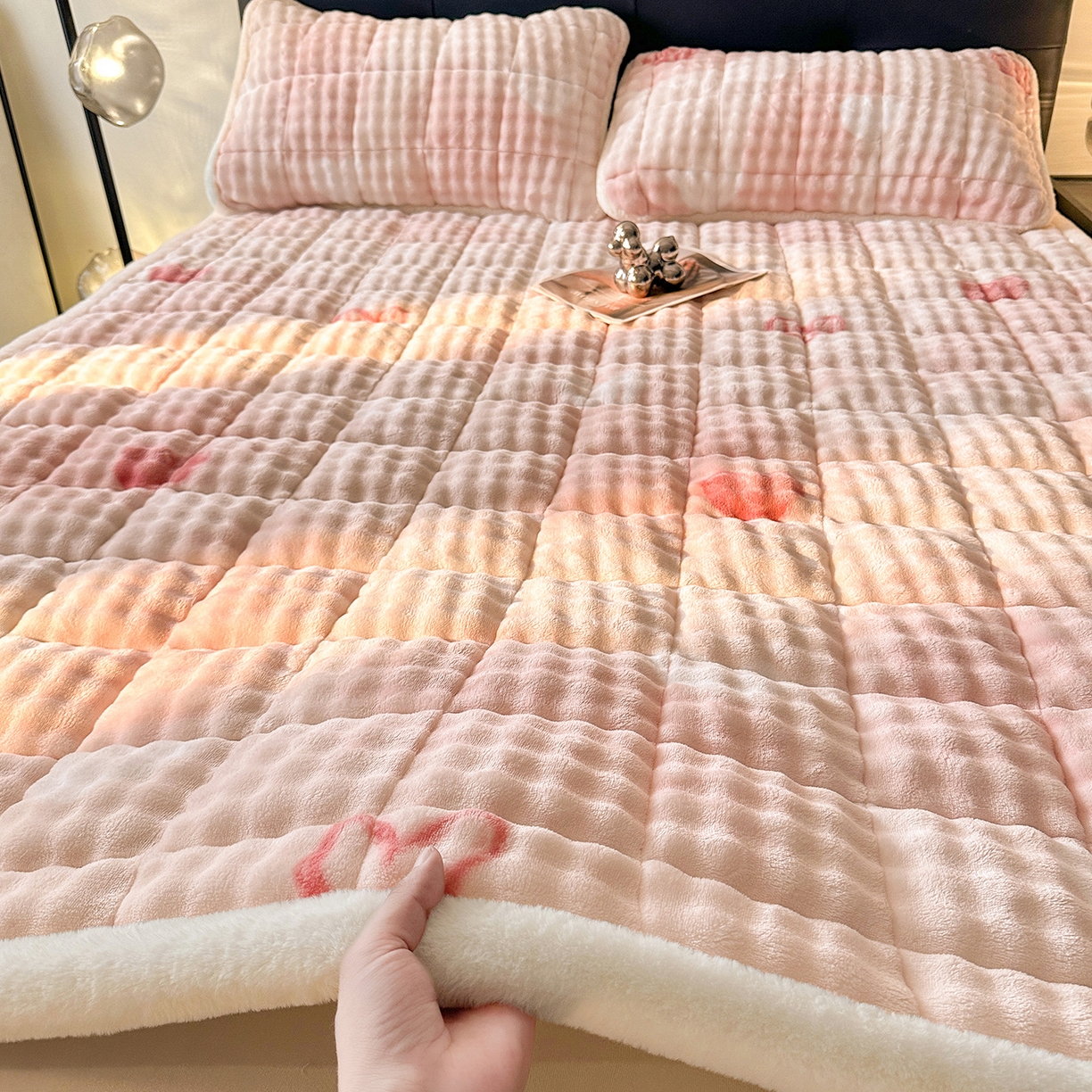 梵朴 2025新款牛奶绒泡泡兔毛绒床垫学生宿舍床褥子床护垫（大床款印花系列）-场景二 云纹爱心粉