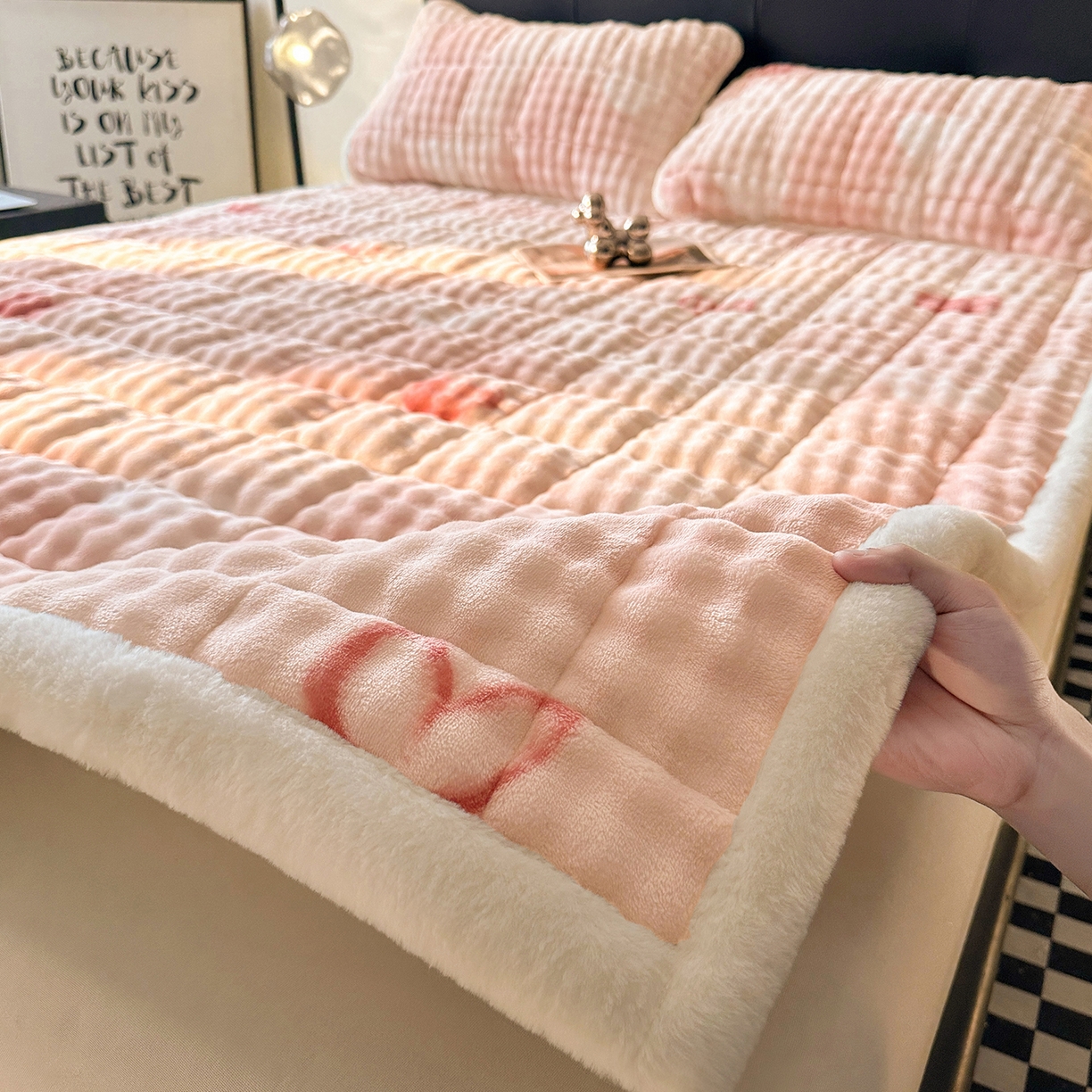 91家纺网 家纺一手货源 找家纺 梵朴 2025新款牛奶绒泡泡兔毛绒床垫学生宿舍床褥子床护垫（大床款印花系列）-场景二 云纹爱心粉