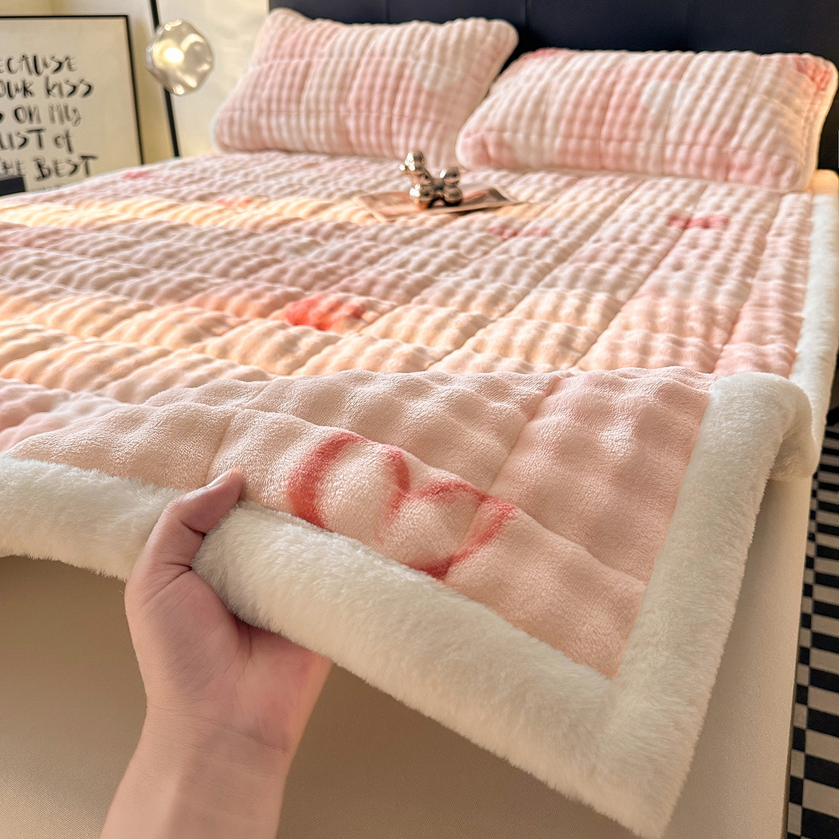 91家纺网 家纺一手货源 找家纺 梵朴 2025新款牛奶绒泡泡兔毛绒床垫学生宿舍床褥子床护垫（大床款印花系列）-场景二 云纹爱心粉