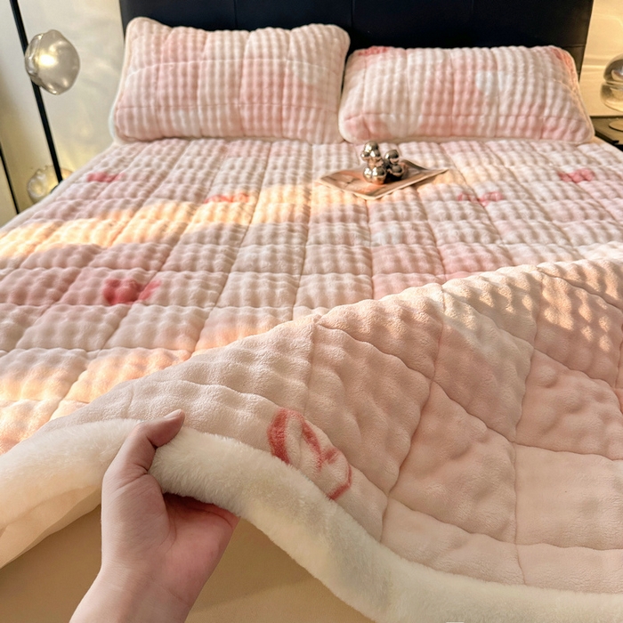 91家纺网 家纺一手货源 找家纺 梵朴 2025新款牛奶绒泡泡兔毛绒床垫学生宿舍床褥子床护垫（大床款印花系列）-场景二 云纹爱心粉