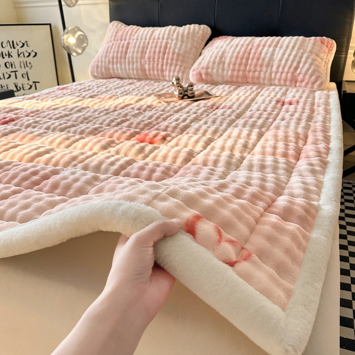 91家纺网 家纺一手货源 找家纺 梵朴 2025新款牛奶绒泡泡兔毛绒床垫学生宿舍床褥子床护垫（大床款印花系列）-场景二 云纹爱心粉
