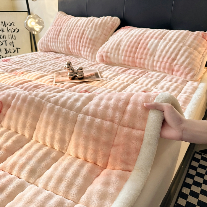 91家纺网 家纺一手货源 找家纺 梵朴 2025新款牛奶绒泡泡兔毛绒床垫学生宿舍床褥子床护垫（大床款印花系列）-场景二 云纹爱心粉