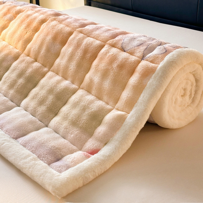 91家纺网 家纺一手货源 找家纺 梵朴 2025新款牛奶绒泡泡兔毛绒床垫学生宿舍床褥子床护垫（大床款印花系列）-场景二 云纹爱心粉