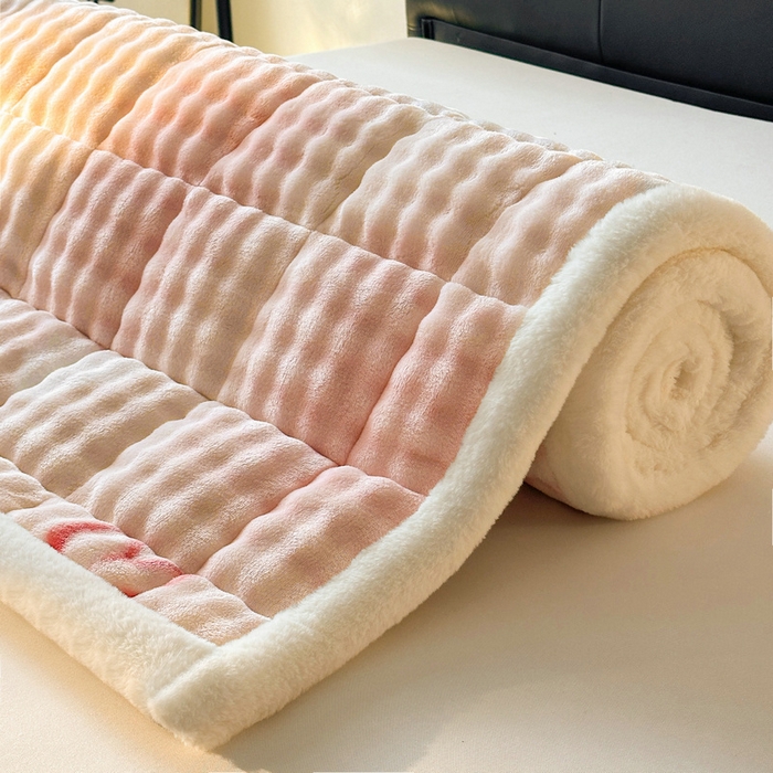 91家纺网 家纺一手货源 找家纺 梵朴 2025新款牛奶绒泡泡兔毛绒床垫学生宿舍床褥子床护垫（大床款印花系列）-场景二 云纹爱心粉