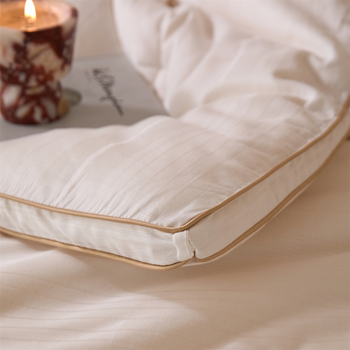 91家纺网 家纺一手货源 找家纺 头等舱  2025新款全棉提花A类30大豆7A抗菌立体被（空镜图） 在水一方