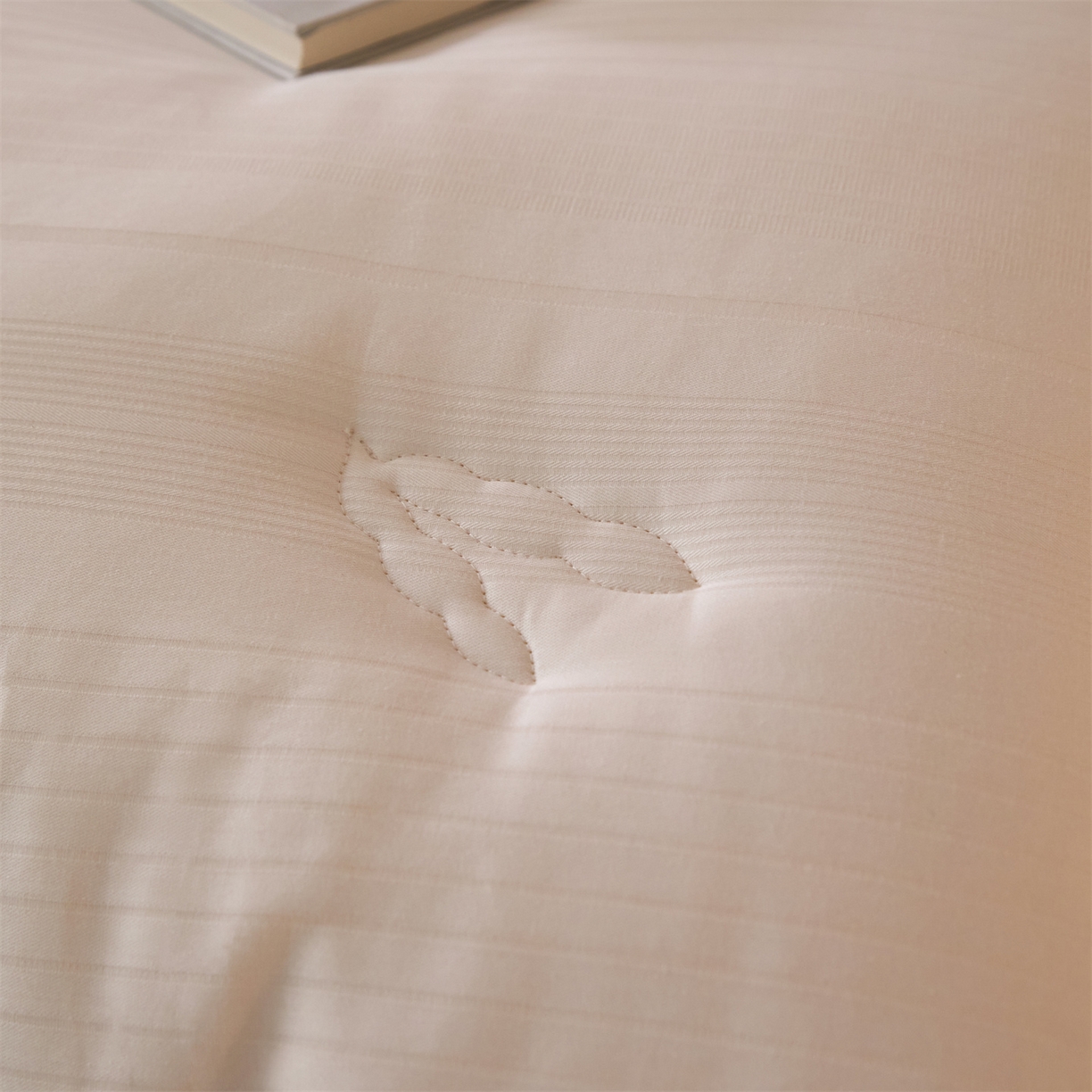 91家纺网 家纺一手货源 找家纺 头等舱  2025新款全棉提花A类30大豆7A抗菌立体被（空镜图） 在水一方