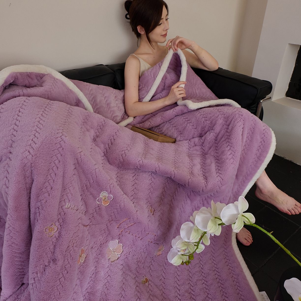 91家纺网 家纺一手货源 找家纺 （总）鑫喜莱家纺 2025新款A版兔绒B版牛奶绒床盖绣花系列单件床褥垫软床垫床盖（三件套重量8.5斤）