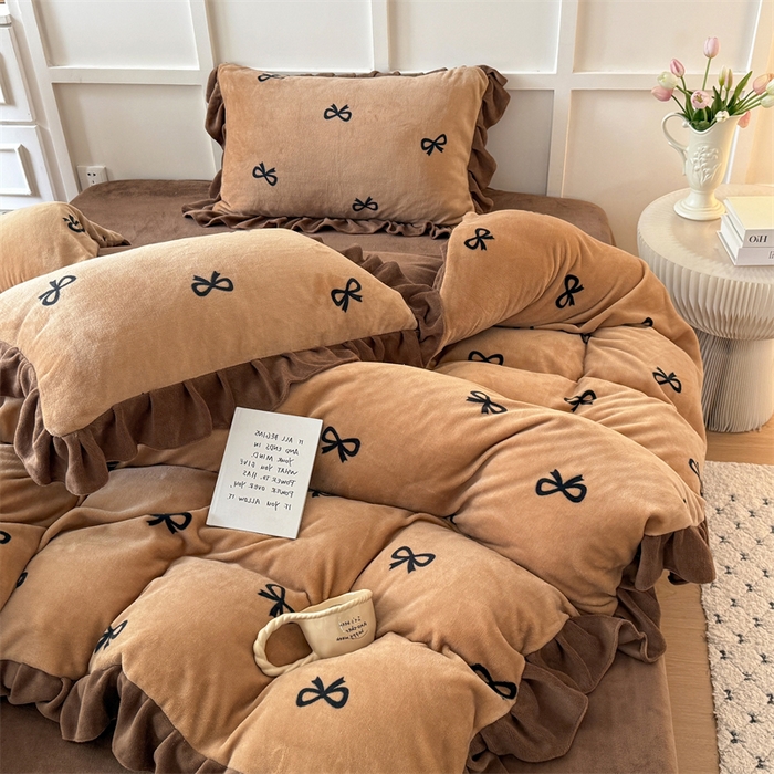 91家纺网 家纺一手货源 找家纺 （总）艾特你 2025新款200g全工艺牛奶绒花边款四件套吊边床单